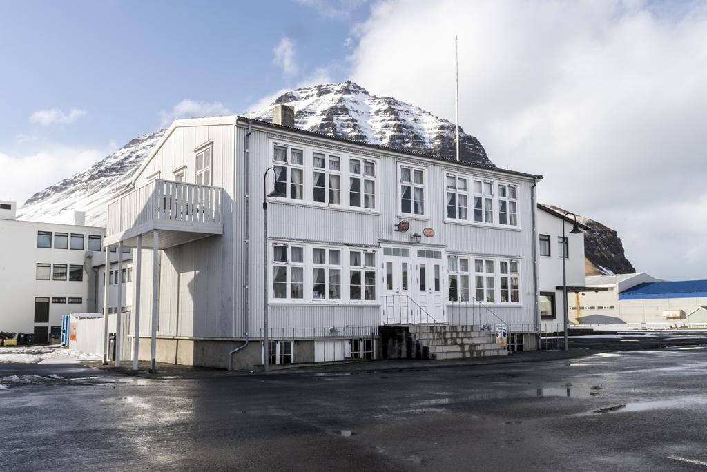 Einarshusid Guesthouse Болунгарвик Экстерьер фото