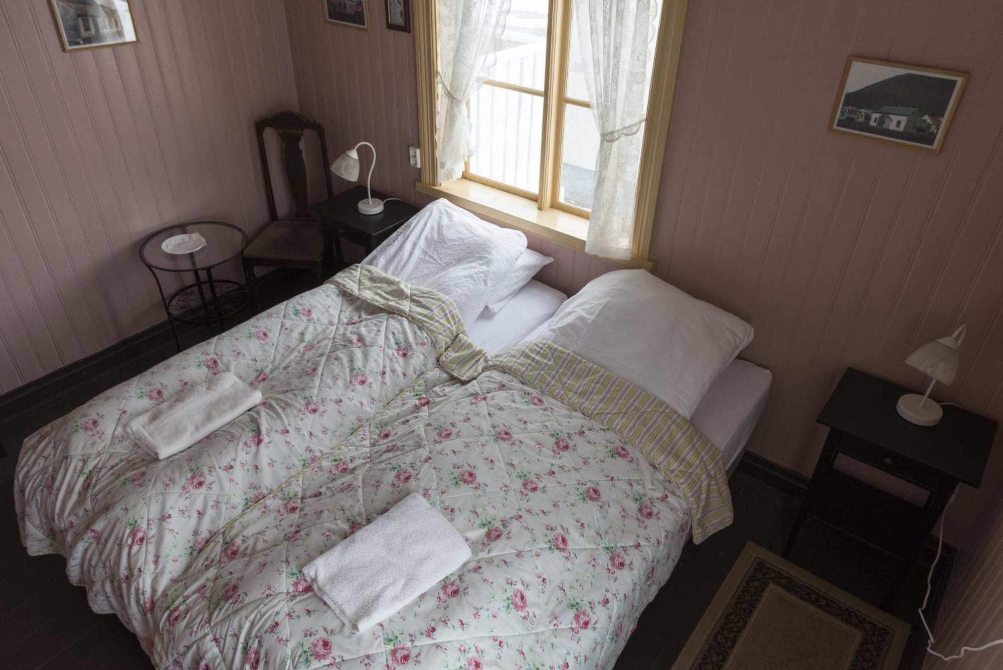 Einarshusid Guesthouse Болунгарвик Экстерьер фото