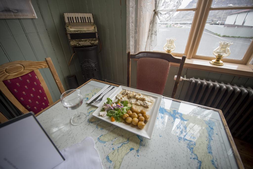 Einarshusid Guesthouse Болунгарвик Экстерьер фото